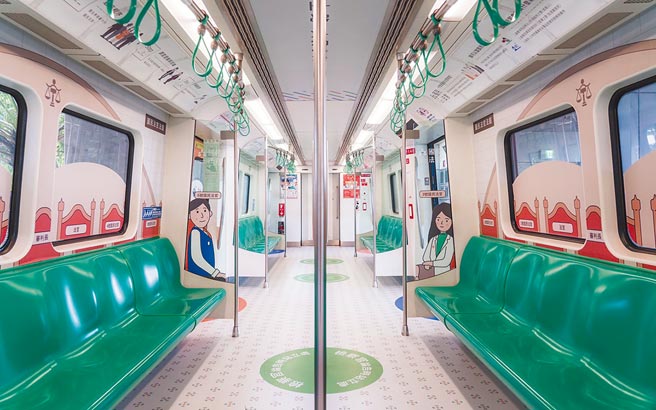 诗人以陌生者的身分坐在捷运上，认识这个城市。（本报资料照片）