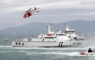 韓船隻台海遇難 6名乘客失蹤 救人直升機也墜海