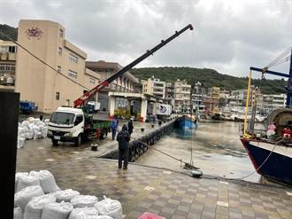日本火山浮石流入漁港 新北竟已撈起500噸