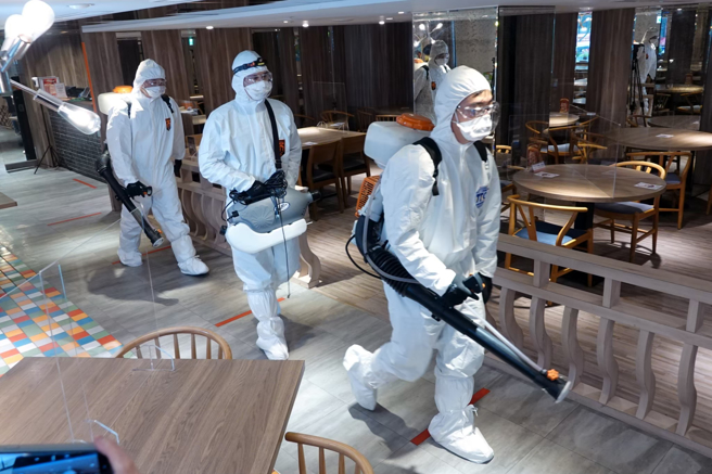 台湾确诊不断飙高，但有网友疑惑，为何现实中大家似乎都无感，照常出游玩乐。(示意图／黄世麒摄)