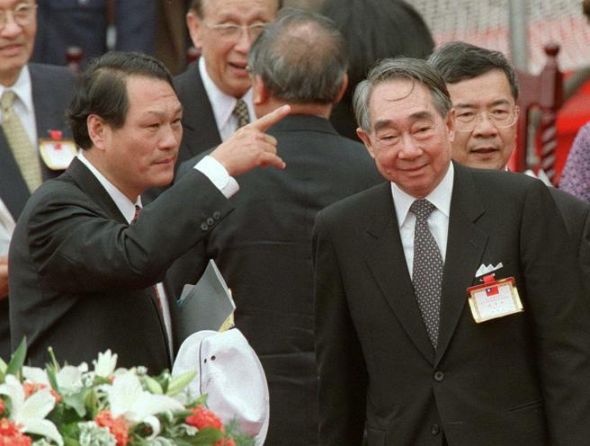 鄭深池這次重返長榮集團，表示自己長期受創辦人張榮發（右）培植提攜，基於感恩，自當略盡綿薄。（圖／報系資料照）