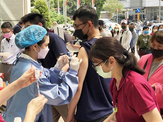 衛生局派出「行動防疫車」到今天下午1點至3點，在大甲區公所開設行動接種站；提供莫德納等三種疫苗免預約、隨到隨打，民眾施打踴躍。（陳世宗攝）