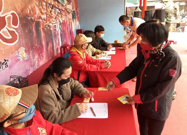 大甲鎮瀾宮提供「疫苗３OK」識別證，信眾趕在進香前到服務檯登記領取。（陳世宗攝）