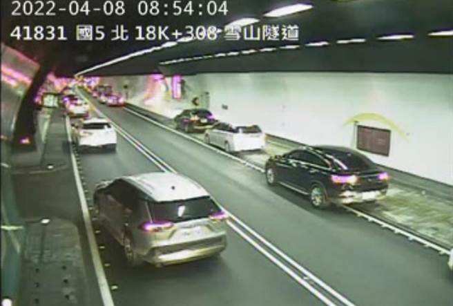 国道5号雪山隧道北上段发生火烧车，雪隧暂时封闭。（摘自高公局网站）