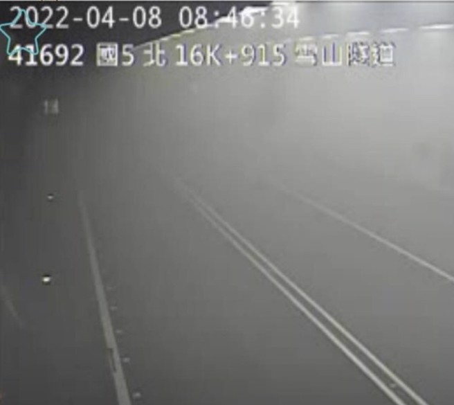 雪隧1辆自小客车起火燃烧，现场烟雾迷漫，车流一度回堵15公里。（翻摄自高公局）