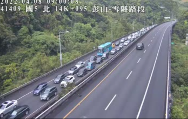 雪山隧道隧道全段封闭狂塞15公里。（翻摄自高公局）