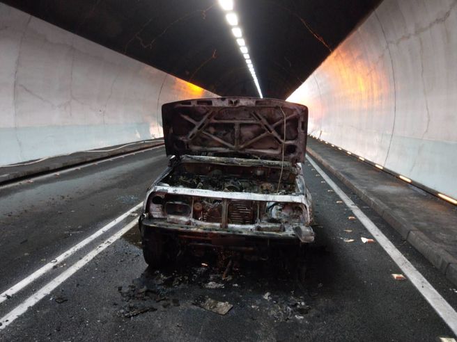 雪山隧道火烧车，经消防人员扑灭后的残骸。（新北市消防局提供）