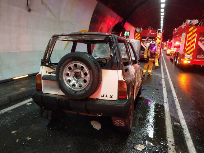 雪山隧道火烧车，经消防人员扑灭后的残骸。（新北市消防局提供）