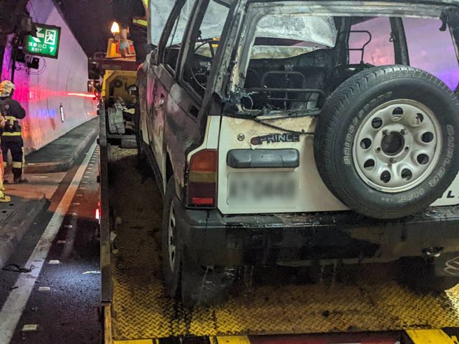 雪山隧道火烧车，经消防人员扑灭后的残骸。（新北市消防局提供）