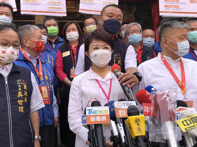 台中市长卢秀燕指出，全国疫情非常严峻，新社高中今起停课10天，新社国小及新社幼儿园预防性停课1天，弘文高中今预防性停课1天。（陈世宗摄）