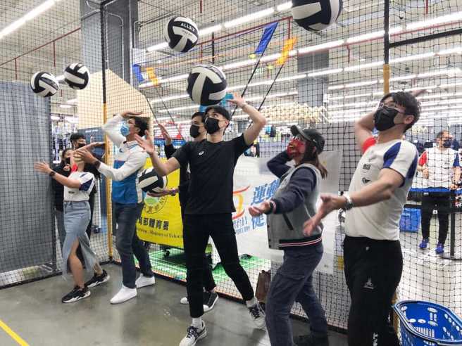 4月份将金牌选手课程邀请到台湾排球史上最强双胞胎刘鸿敏、刘鸿杰。(图/新北市政府体育处提供)
