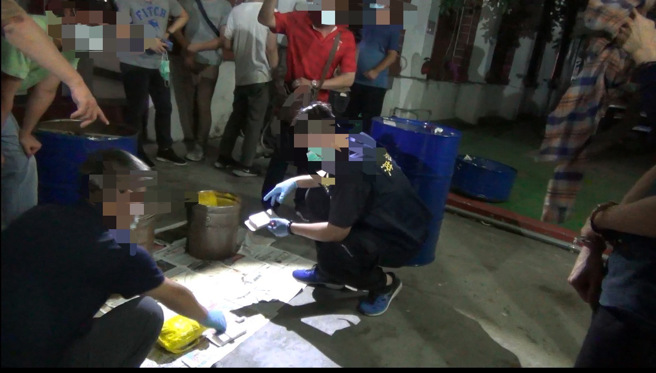 專案小組於臺北市某處洗車場查獲安毒45公斤，新店山區廢棄車輛內起獲安毒40公斤。