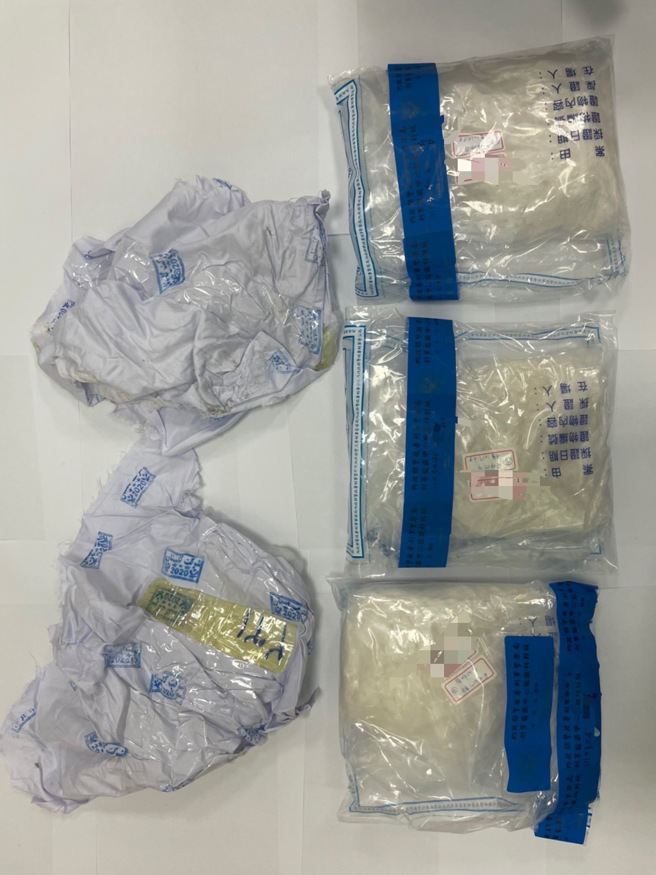 專案小組於臺北市某處洗車場查獲安毒45公斤，新店山區廢棄車輛內起獲安毒40公斤。（海巡署提供）