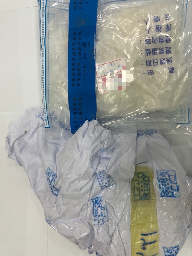 專案小組於臺北市某處洗車場查獲安毒45公斤，新店山區廢棄車輛內起獲安毒40公斤。（海巡署提供）