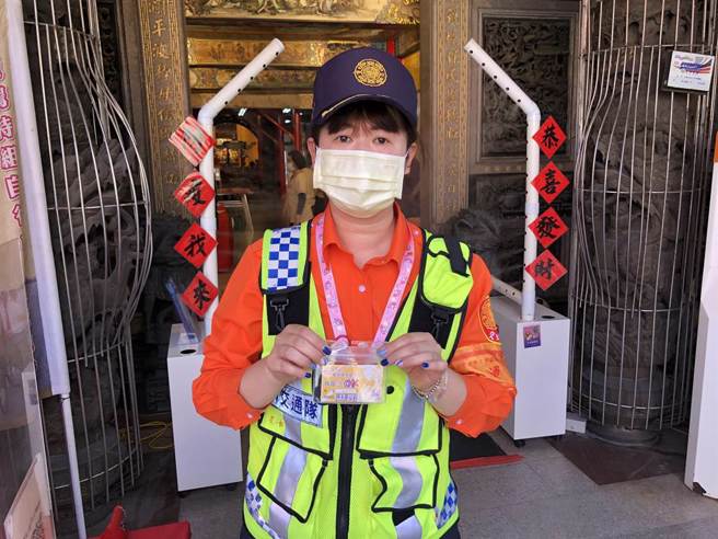 大甲鎮瀾宮配合中央防疫中心規定，今天凡進廟參拜及隨媽祖進香的信眾，一定要配帶疫苗3ok識別證。（陳世宗攝）