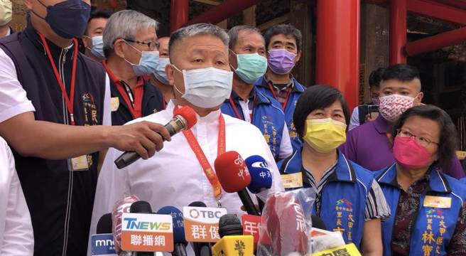 鎮瀾宮董事長顏清標呼籲參與進香的信眾，必須打滿3劑的疫苗，沿途禁止「鑽轎腳」等防疫規定。（陳世宗攝）