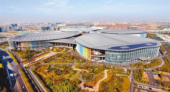 被俗称「四叶草」的国家会展中心正改造成方舱医院，上海官方表示预计可提供5万张床位。（新华社）