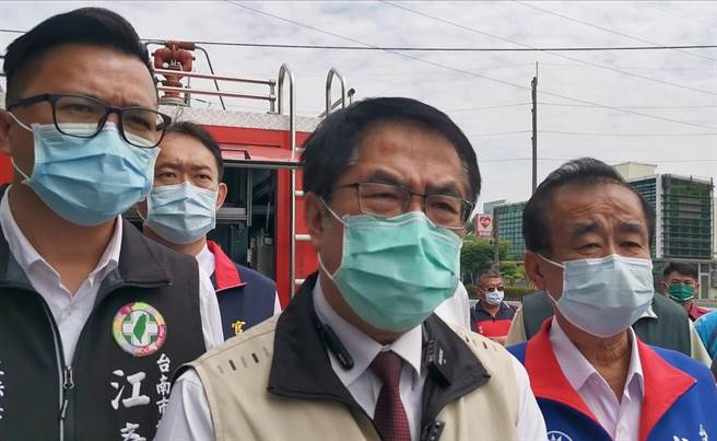 前总统府资政彭明敏6日惊传逝世，台南市长黄伟哲(中)表示，彭明敏留给台湾人最大的资产，是他在台湾威权时期勇敢的站出来，为台湾人发声，发表台湾人自救运动宣言。(刘秀芬摄)