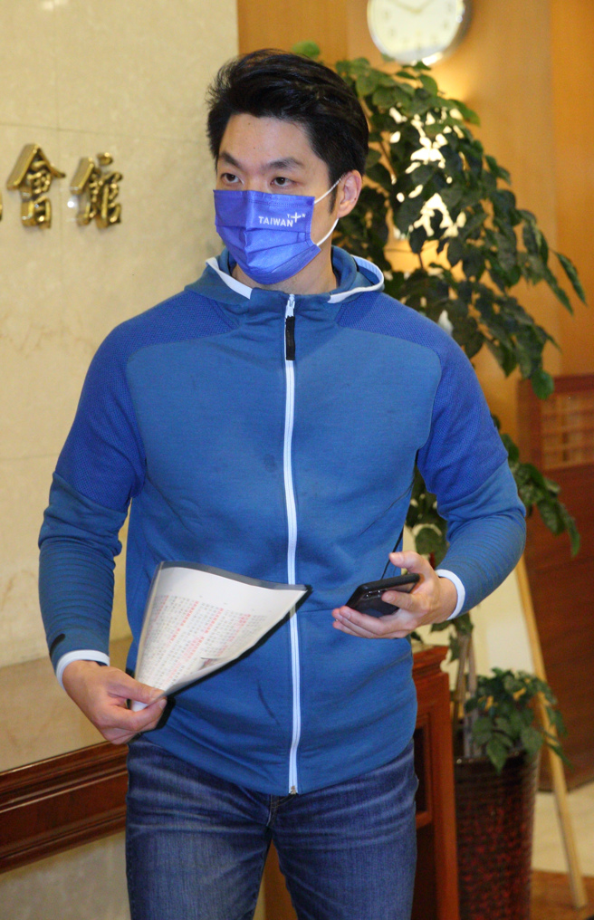 積極備戰台北市長的國民黨立委蔣萬安（圖）8日受訪表示，基層支持者很焦慮，希望桃園儘速協調整合出最好人選，不要再讓外界有見縫插針、親痛仇快的機會；對於民眾黨對羅智強招手，蔣表示，他相信羅對國民黨的感情跟使命超乎大家想像。（張鎧乙攝）