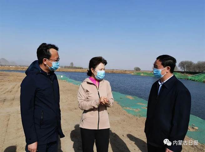 内蒙古自治区主席王莉霞7日到呼和浩特市察素齐镇瓦窑村检查群眾举报污染环境问题整改情况。（内蒙古日报）