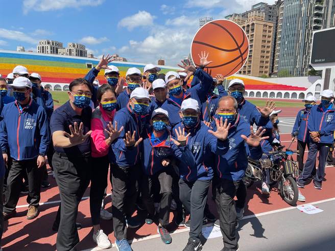 111年全國身心障礙運動會4月9日至12日於台中市展開賽事，新北市長侯友宜今（8日）上午特別授旗新北代表隊。（葉書宏攝）