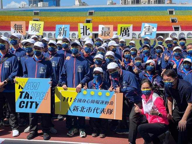 111年全國身心障礙運動會4月9日至12日於台中市展開賽事，新北市長侯友宜今（8日）上午特別授旗新北代表隊。（葉書宏攝）