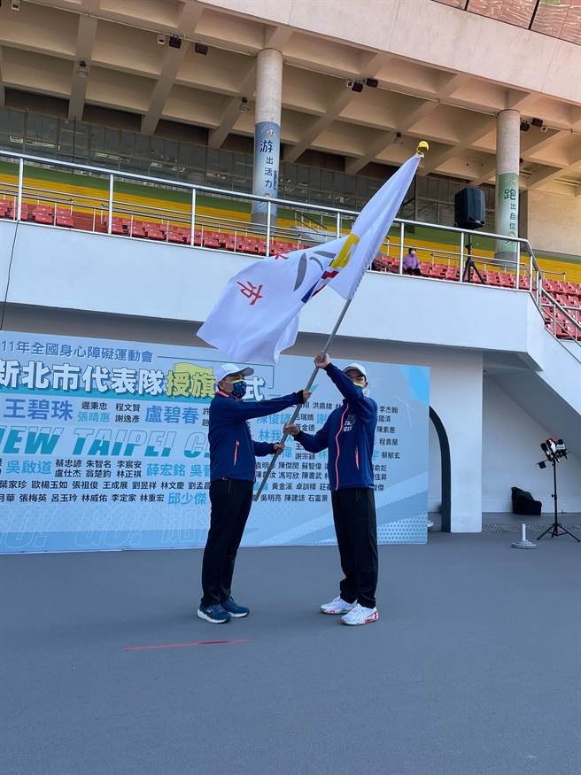 111年全國身心障礙運動會4月9日至12日於台中市展開賽事，新北市長侯友宜今（8日）上午特別授旗新北代表隊。（葉書宏攝）