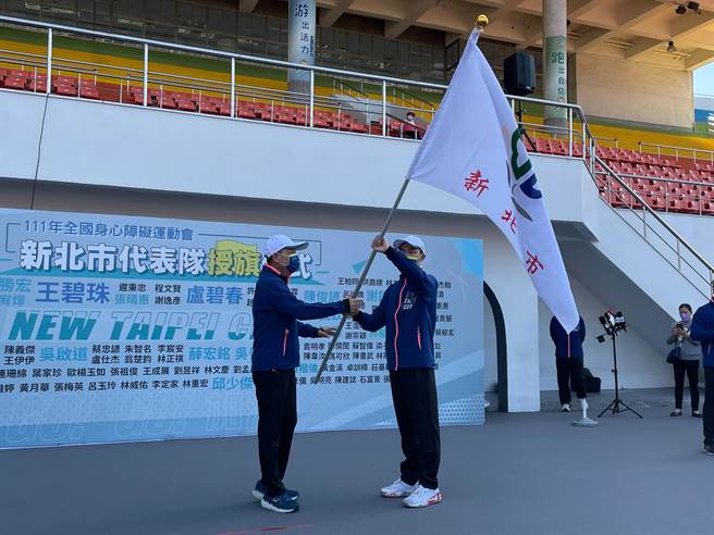 111年全國身心障礙運動會4月9日至12日於台中市展開賽事，新北市長侯友宜今（8日）上午特別授旗新北代表隊。（葉書宏攝）