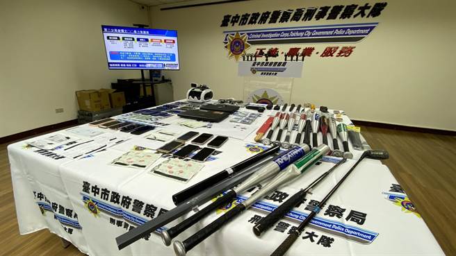 大甲媽祖繞境起駕，中市警方為媽祖做先鋒，自3月起執行專案行動掃蕩不法，查扣大量贓證物。（陳淑芬翻攝）