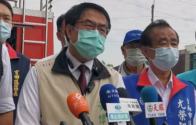 疫情升温，黄伟哲(左)表示，台南已超前部署。(刘秀芬摄)