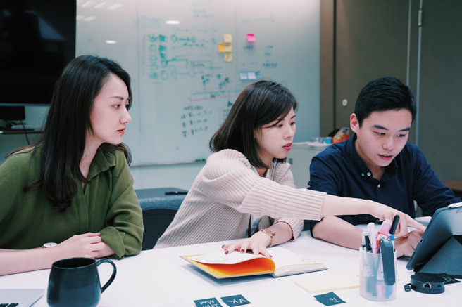 毕业自政大的梁育馨（中）在信义房屋拥有轮调经验，目前在转型办公室担任专案经理。(图/信义房屋提供)