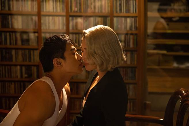 A-Lin（右）在MV里献吻。（索尼音乐提供）