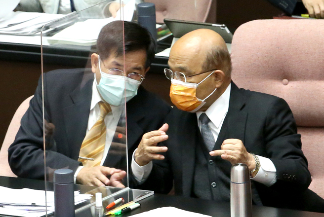 行政院长苏贞昌（右）和教育部长潘文忠（左）8日到立法院备询，两人交换意见。（赵双杰摄）