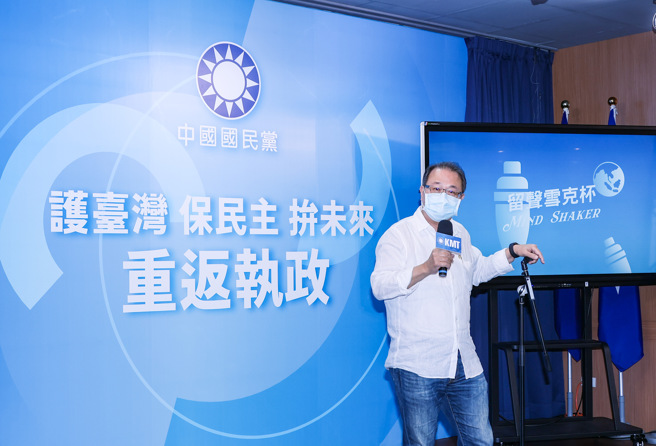 國民黨國際部黃介正主任（圖中）8日出席Podcast節目「留聲雪克杯 Mind Shaker」開箱記者會。（羅永銘攝）