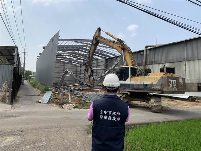 台中市政府都发局7日出动大型恐龙嘴等拆除机具，前往乌日区五光路，将偷偷抢搭重盖的农地违建厂房，强制拆除完毕。（都发局提供／谢琼云台中传真）