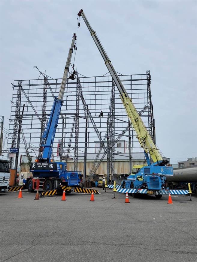 西屯区龙善街一处被拆除后，又偷偷抢搭重建的农地违建，业者已自行拆除中。（都发局提供／谢琼云台中传真）
