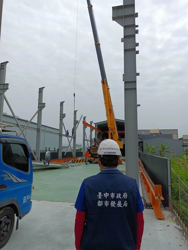 乌日区庆光路上被拆除后又偷偷抢搭重建的农地违建，业者已自行拆除中。（都发局提供／谢琼云台中传真）