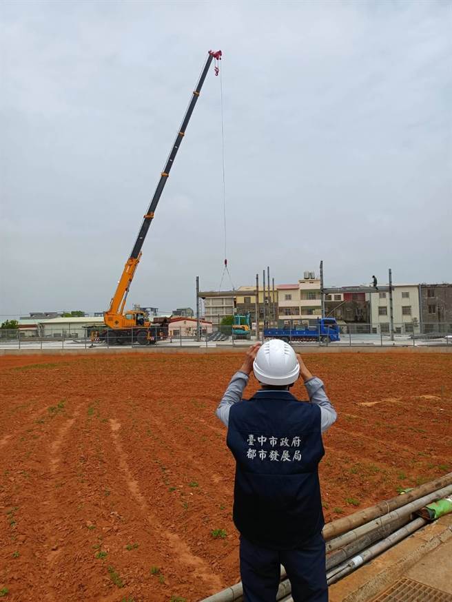 大肚区游园路一段的农地违建，业者已自行雇工拆除。（都发局提供／谢琼云台中传真）