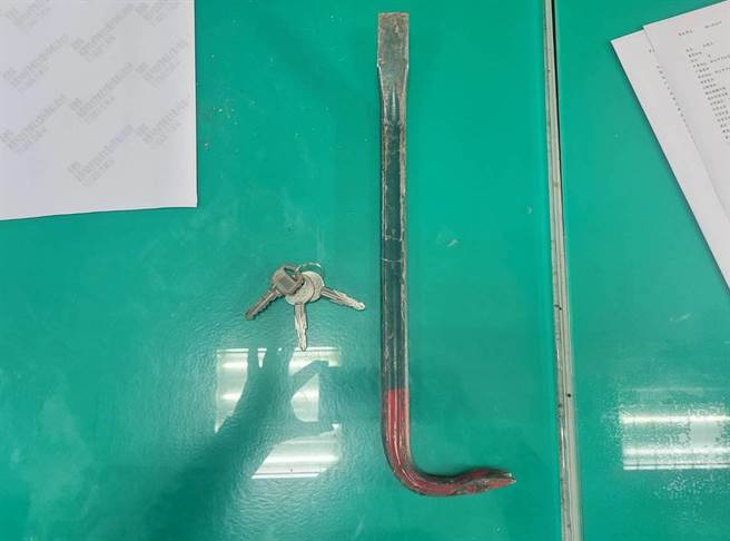 警方從徐姓男子身上查扣1把該汽車旅館之前遺失的鑰匙、犯案工具鐵撬1支。（大園警分局提供／陳夢茹桃園傳真）