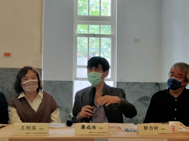 台大人文社會高等研究院院長廖咸浩今(8)日出席「跨領域學界反對2030雙語國家聯合記者會」，重批雙語國家政策「烏魯木齊！」(李侑珊攝)