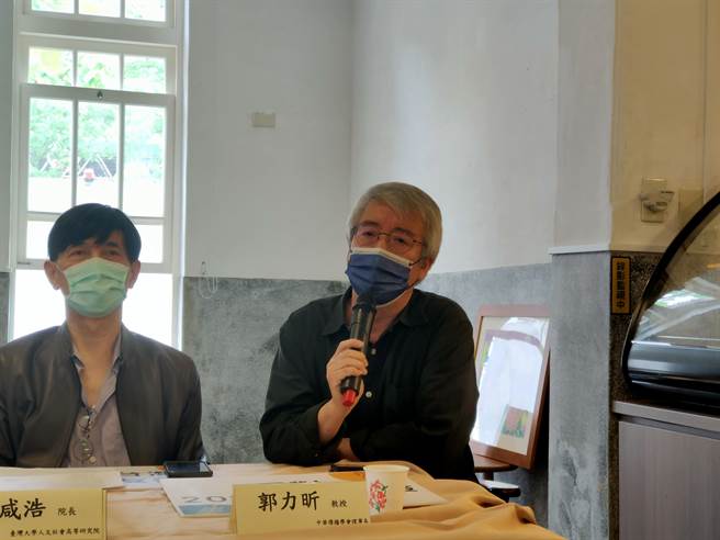 中華傳播學會理事長郭力昕認為，台灣從學術圈到流行文化領域，不僅高度崇拜英語，更對美國文化不假思索的崇拜，已淪自我殖民。(李侑珊攝)