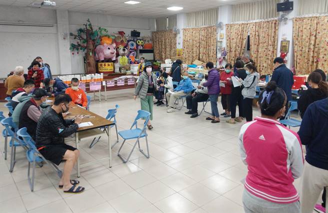 基隆市愛心篩檢8日上午在信義區發放快篩試劑。（基隆市政府提供／陳敬哲基隆傳真）