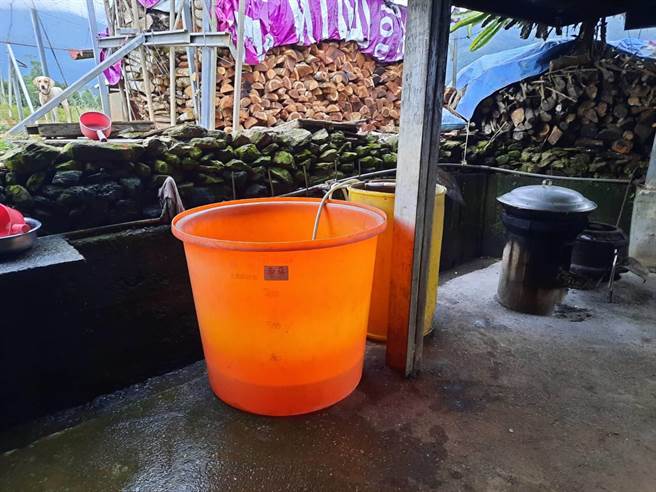 卓溪乡立山村有名2岁女童掉落水桶，救护人员赶到后并转送医院，仍急救无效。（民眾提供／王志伟花莲传真）