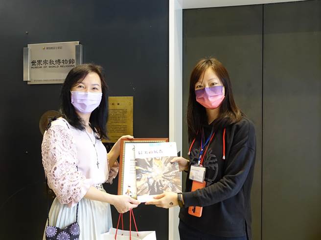 博幼社會福利基金會竹東中心督導林巧婷（右）致贈感謝狀給世界宗教博物館，由館長室主任祕書賴貞如代表接受。（圖由世界宗教博物館提供）