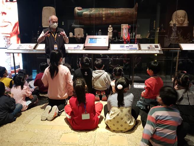 學童專心聆聽導覽志工講解。（圖由世界宗教博物館提供）