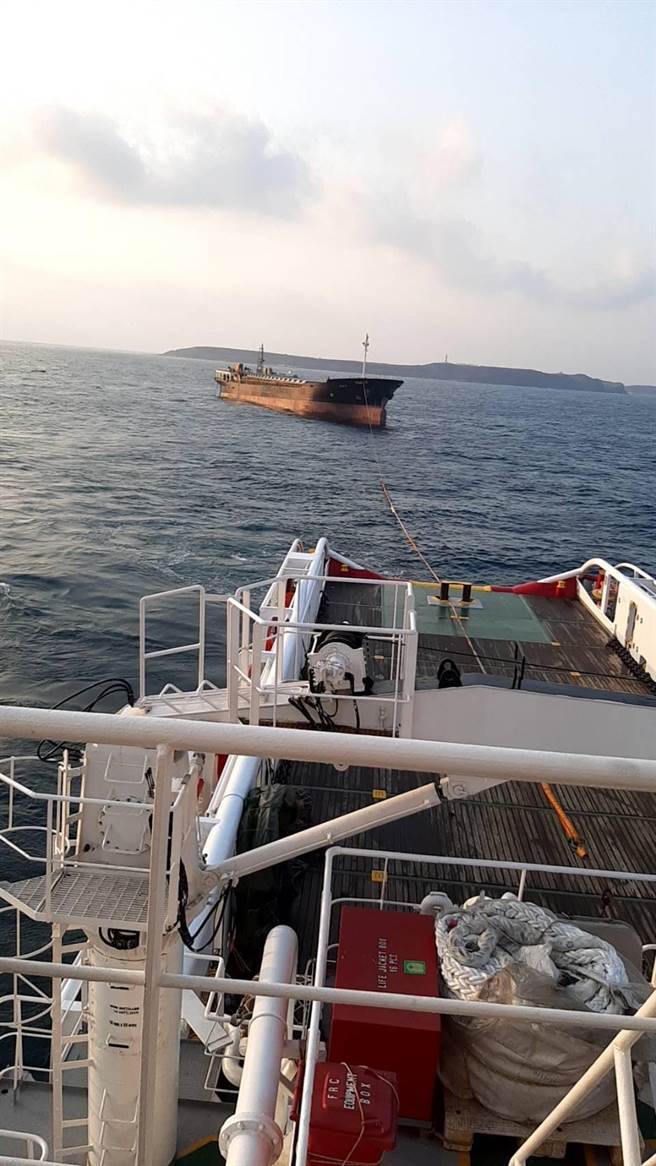狮子山籍货轮澎湖海域漂流  海巡全力搜救发现2大体(澎湖海巡队提供)