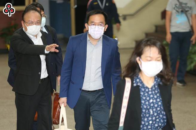 前总统陈水扁媳妇黄睿靓（右）、儿子陈致中（中）离开法庭时不发一语。（杜宜谙摄）