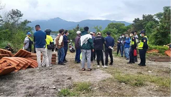 為完成父親遺願，嘉義安姓老翁7日僱工以怪手等機具，在台東知本「挖寶藏」，部落居民不滿傳統領域被挖報警。（民眾提供／蔡旻妤台東傳真）