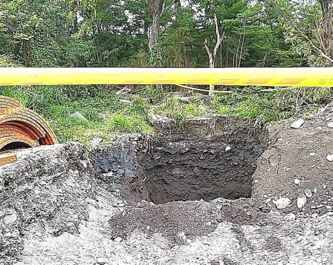 為完成父親遺願，嘉義安姓老翁7日僱工以怪手等機具，在台東知本「挖寶藏」，部落居民不滿傳統領域被挖報警。（民眾提供／蔡旻妤台東傳真）