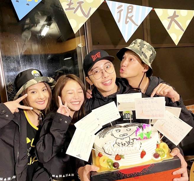 坤達（右二）40歲生日蛋糕上有威廉（右一）的畫作。（三立提供）